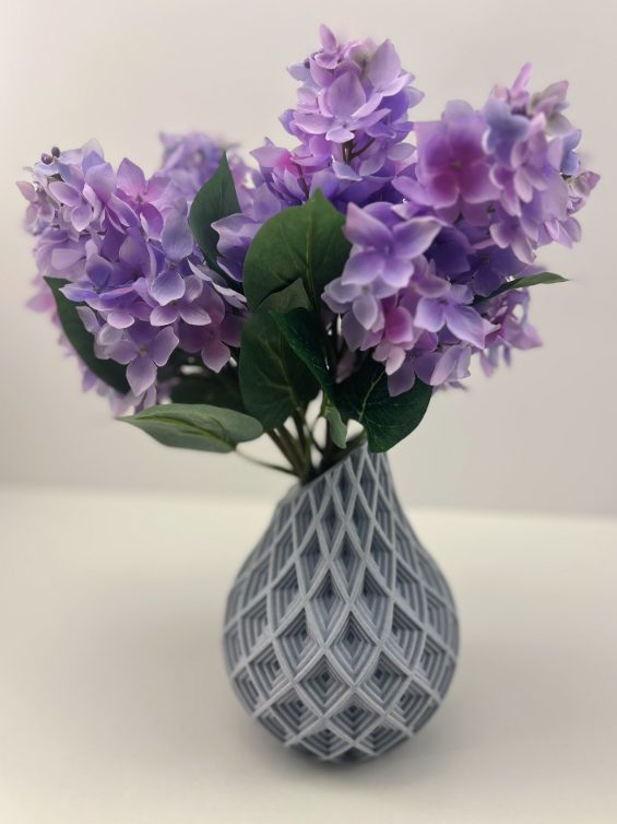 Gedruckte Vase im Streiflicht, die feinen Schichten sind zu erkennen