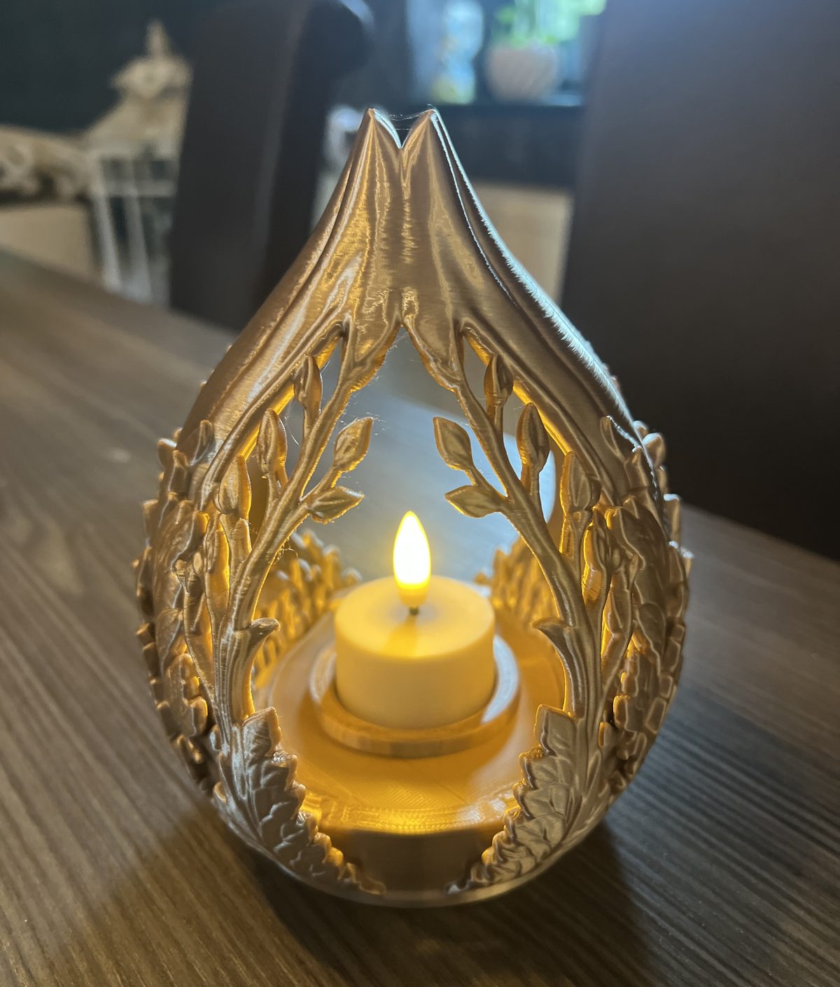 Teelichthalter mit Blattmuster, warm beleuchtet